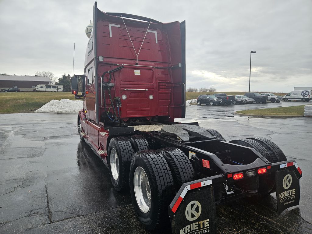 Slide images of 2022 VOLVO VNL64T860