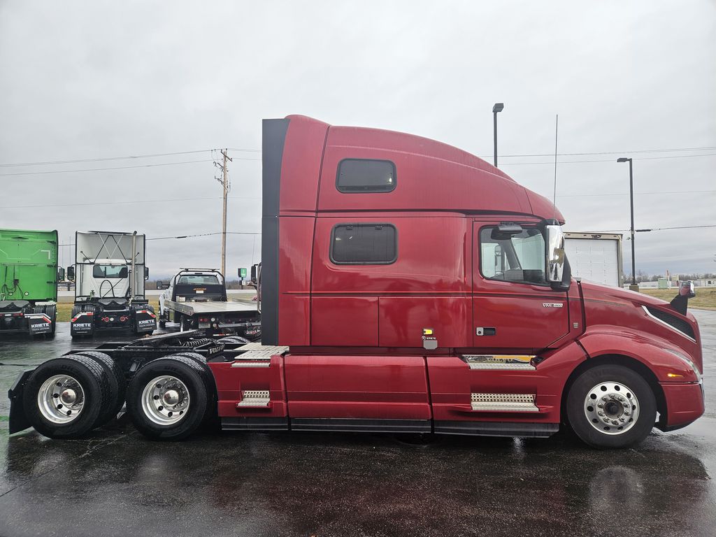 Slide images of 2022 VOLVO VNL64T860