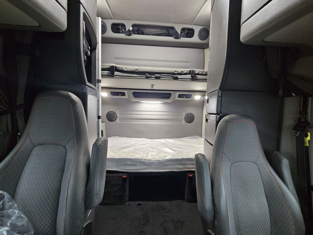 Slide images of 2022 VOLVO VNL64T860