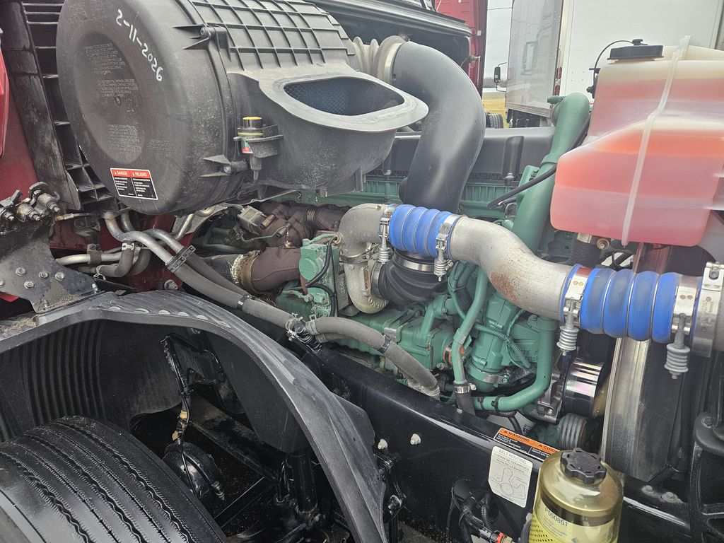 Slide images of 2022 VOLVO VNL64T860