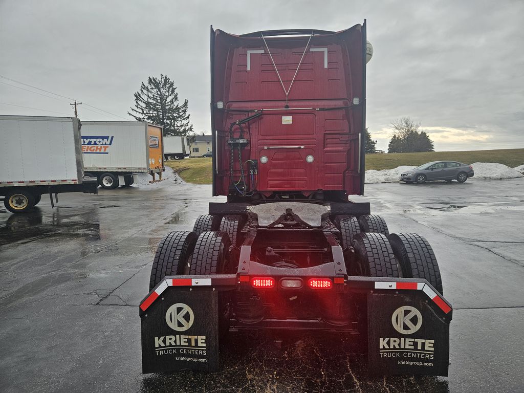 Slide images of 2022 VOLVO VNL64T860