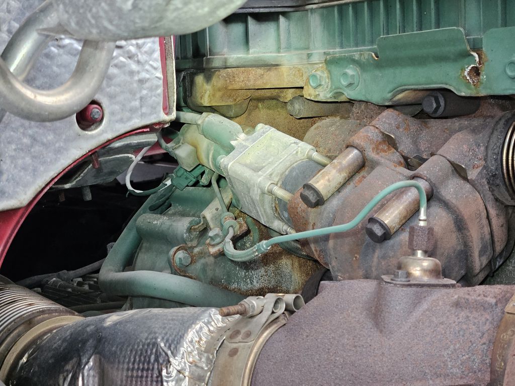 Slide images of 2022 VOLVO VNL64T860