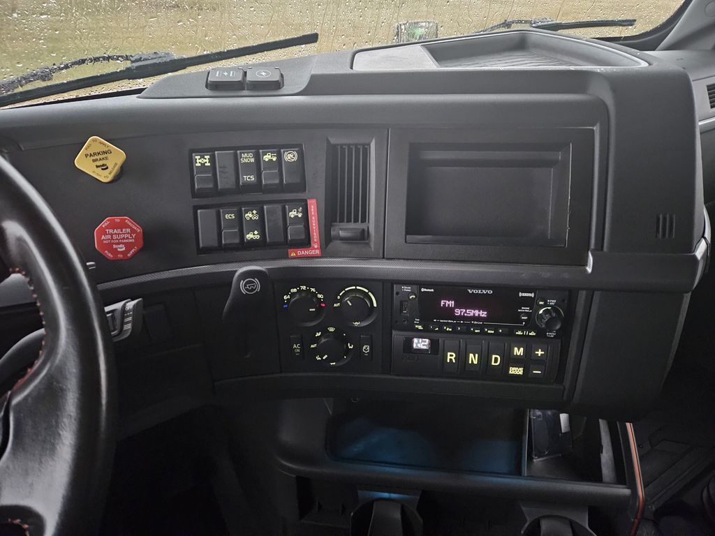 Slide images of 2022 VOLVO VNL64T860