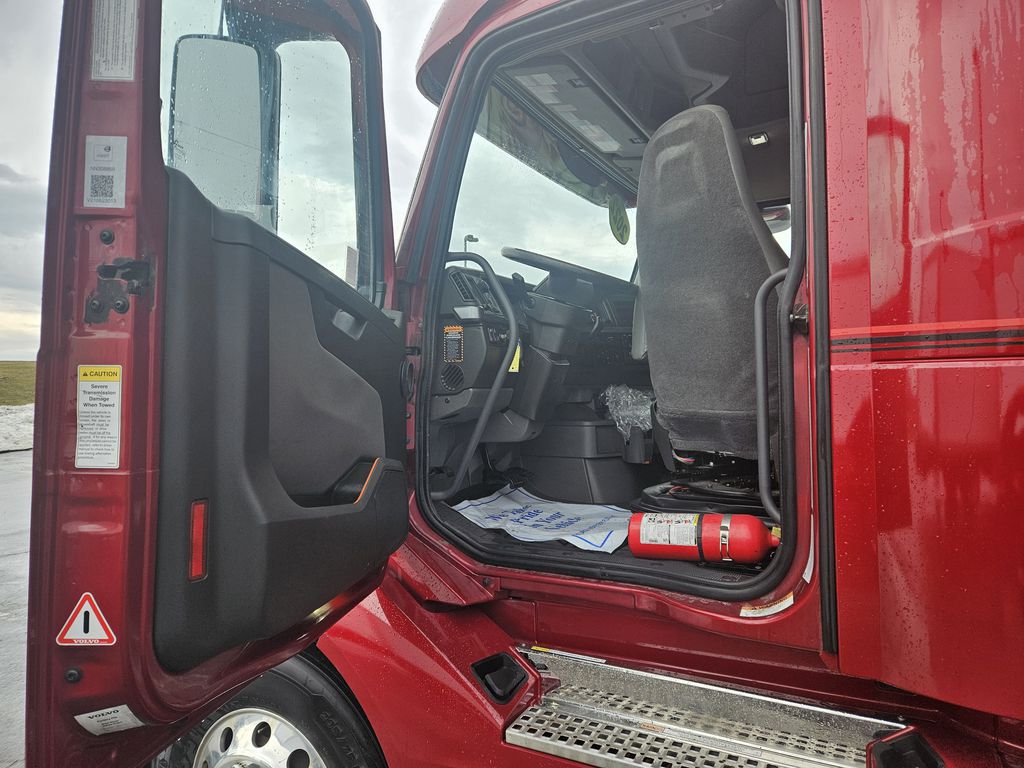 Slide images of 2022 VOLVO VNL64T860