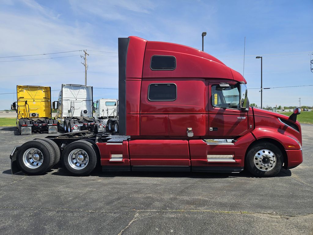 Slide images of 2022 VOLVO VNL64T860