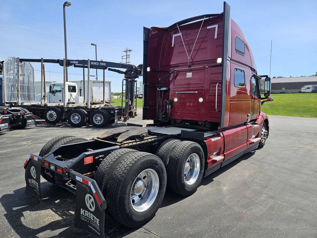 Slide images of 2022 VOLVO VNL64T860