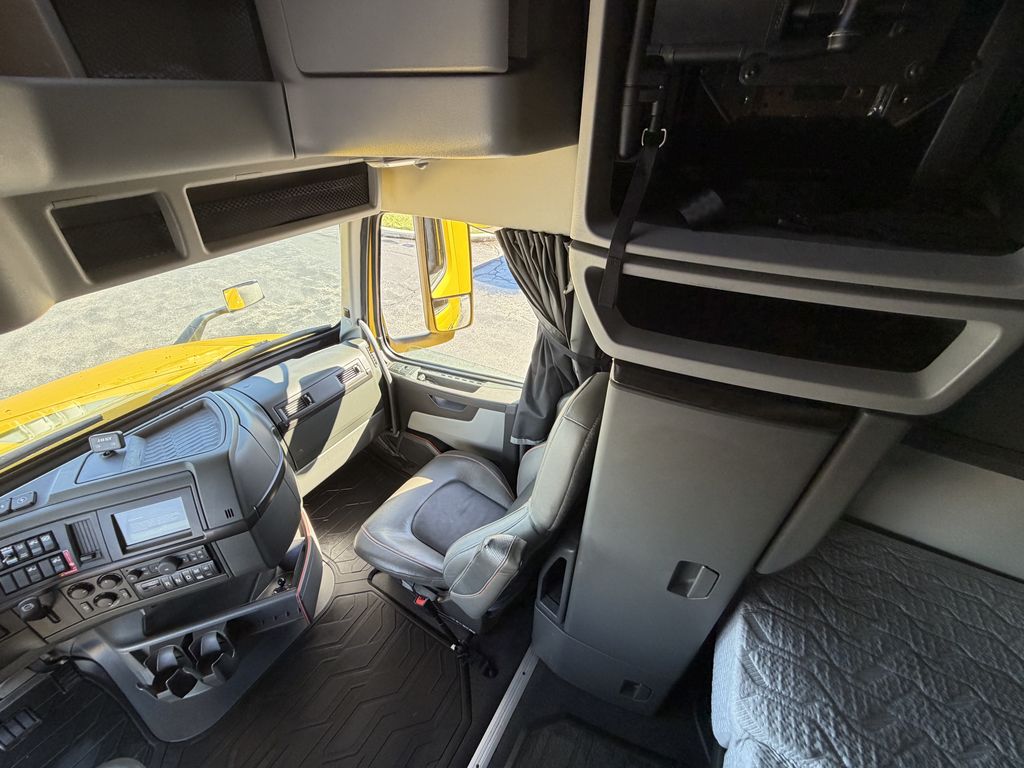 Slide images of 2023 VOLVO VNL64T760