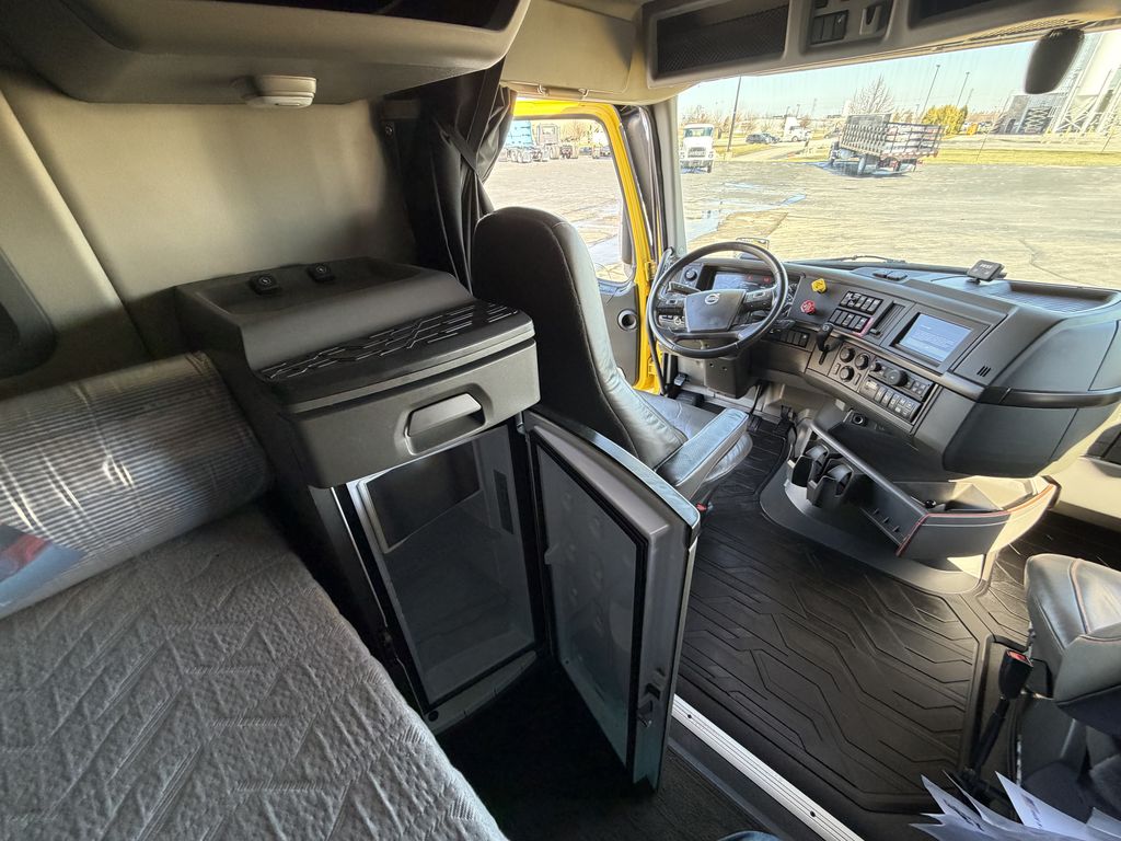 Slide images of 2023 VOLVO VNL64T760