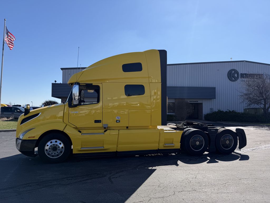 Slide images of 2023 VOLVO VNL64T760