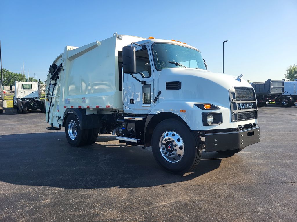 Slide images of 2025 MACK MD742