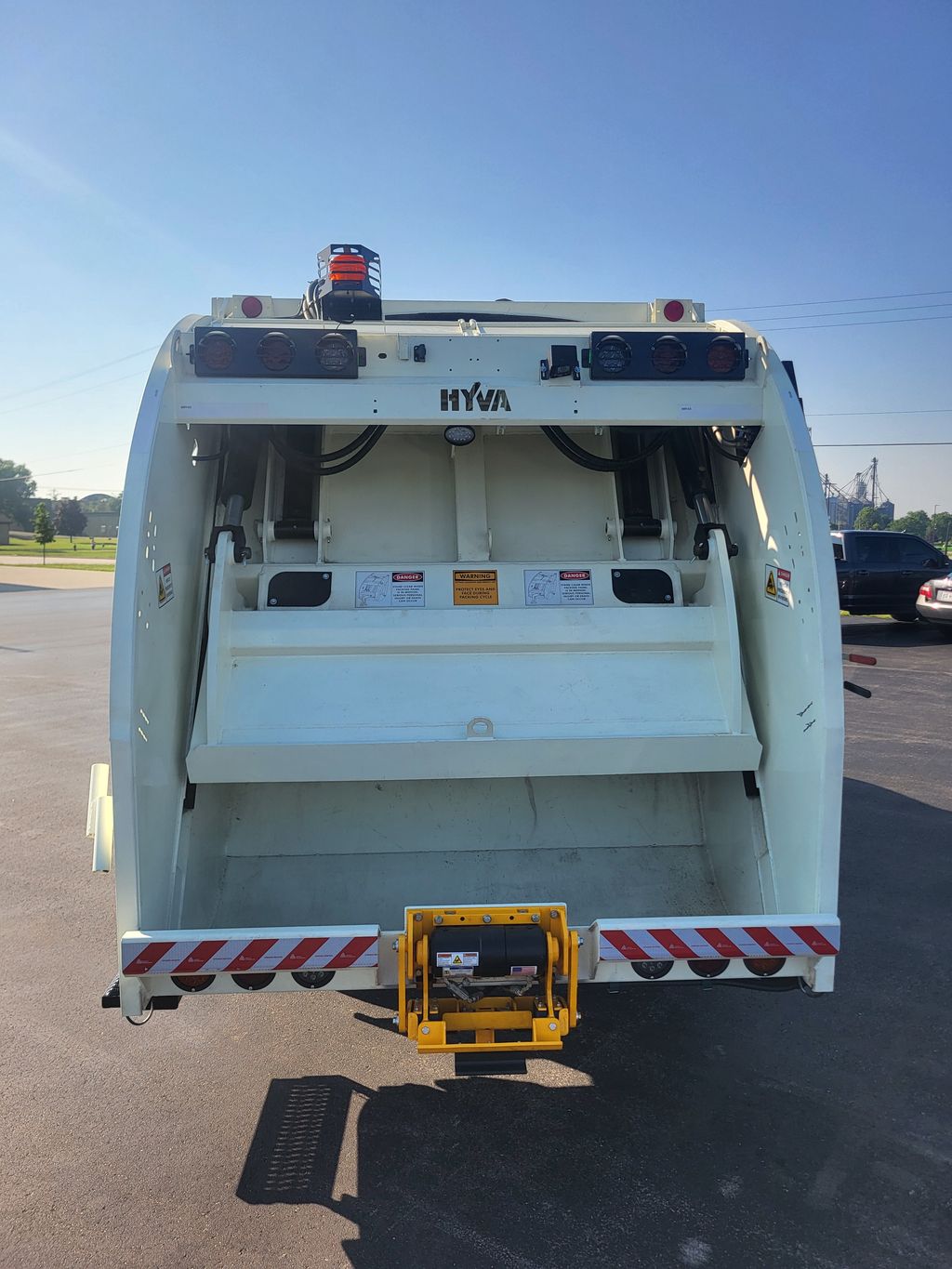 Slide images of 2025 MACK MD742