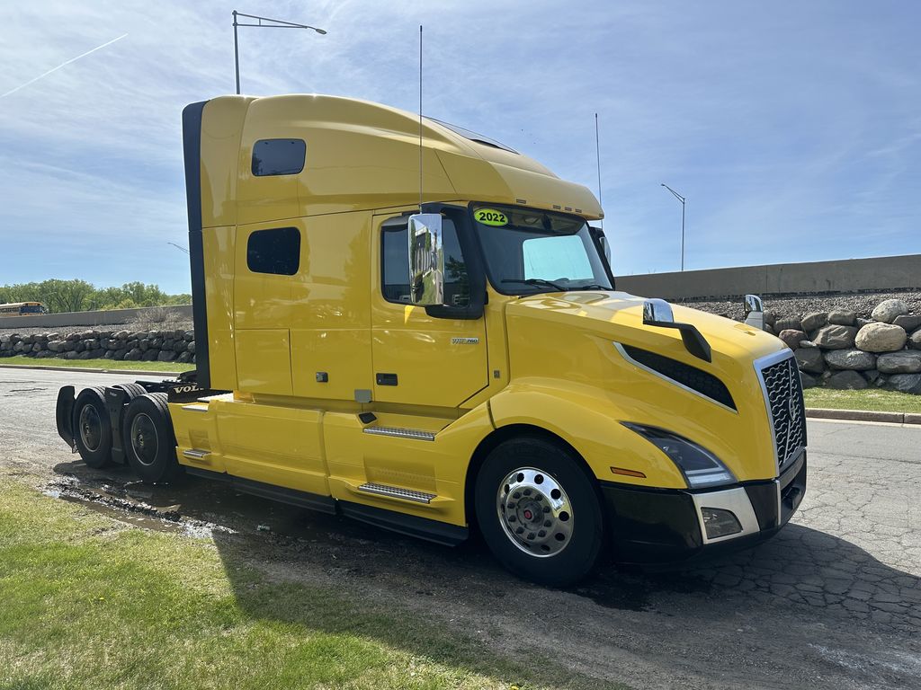 Slide images of 2022 VOLVO VNL64T760