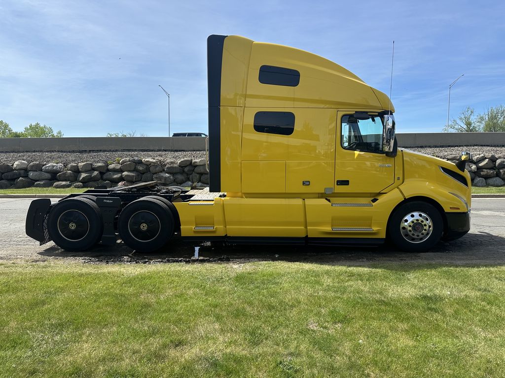 Slide images of 2022 VOLVO VNL64T760