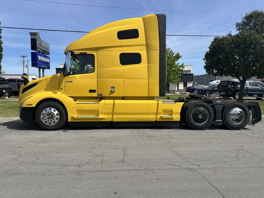 Slide images of 2022 VOLVO VNL64T760