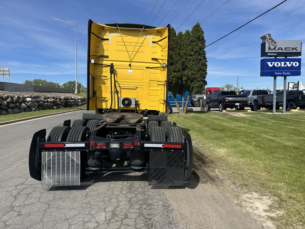 Slide images of 2022 VOLVO VNL64T760