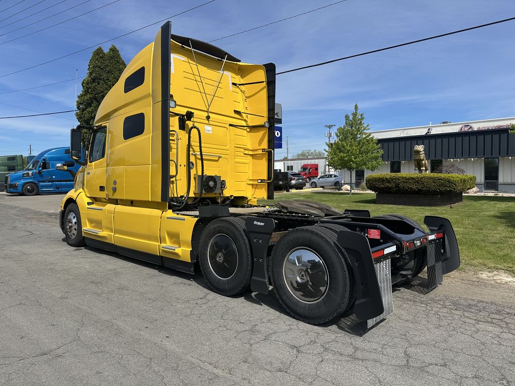 Slide images of 2022 VOLVO VNL64T760
