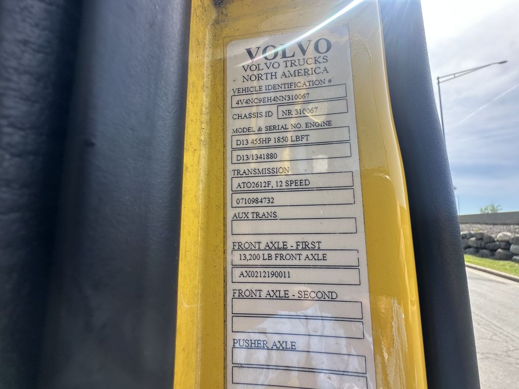 Slide images of 2022 VOLVO VNL64T760