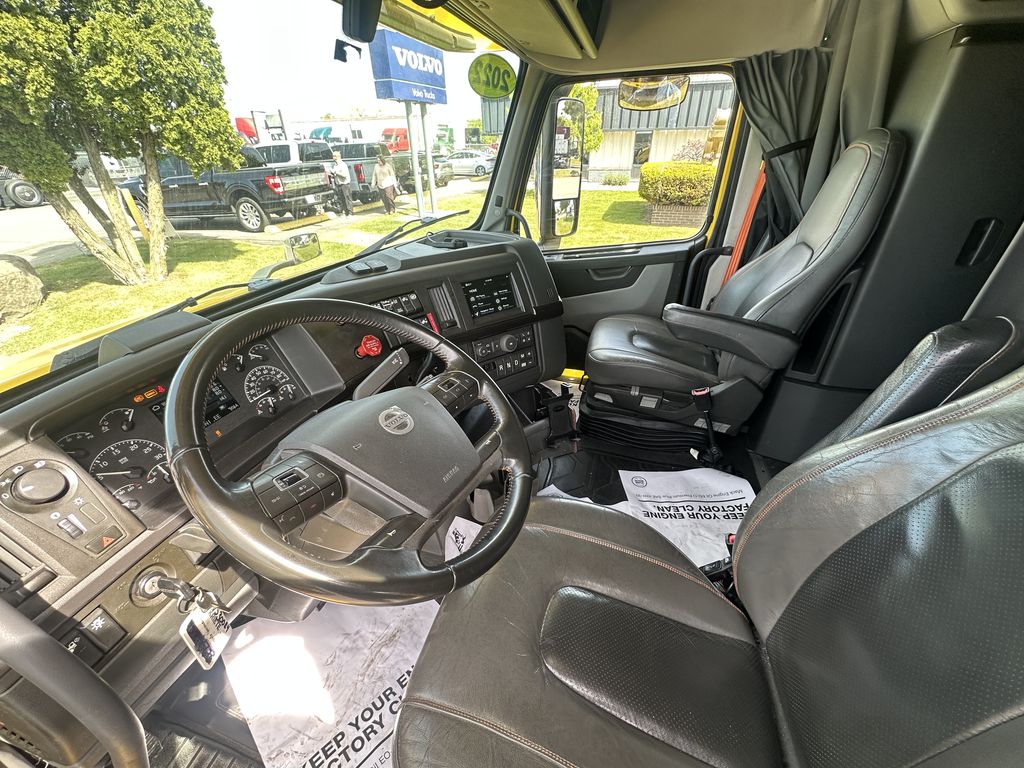 Slide images of 2022 VOLVO VNL64T760