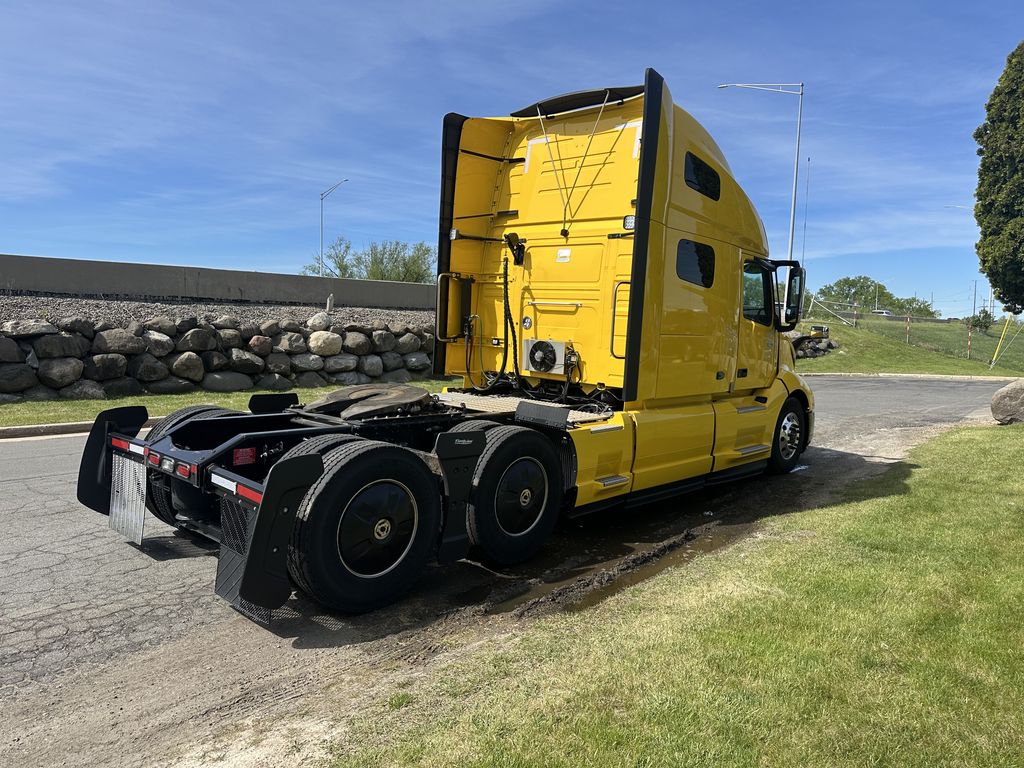 Slide images of 2022 VOLVO VNL64T760