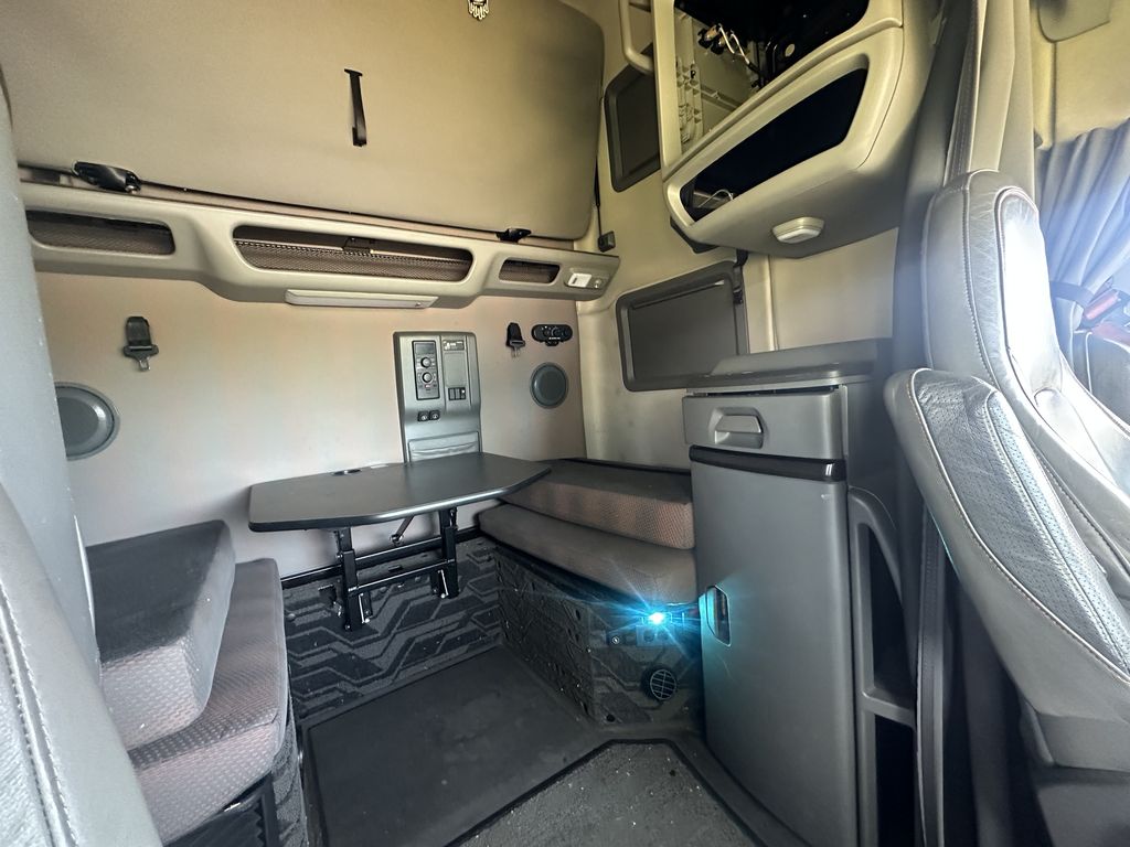 Slide images of 2022 VOLVO VNL64T760