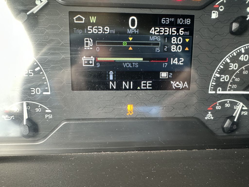 Slide images of 2022 VOLVO VNL64T760