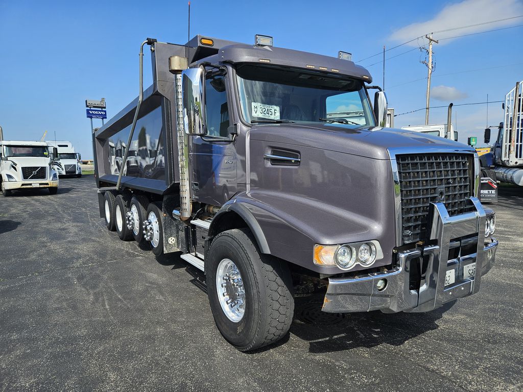 Slide images of 2021 VOLVO VHD104B300 