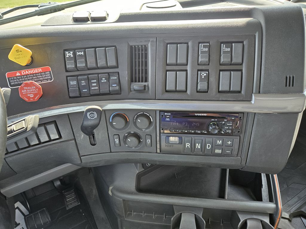 Slide images of 2021 VOLVO VHD104B300 