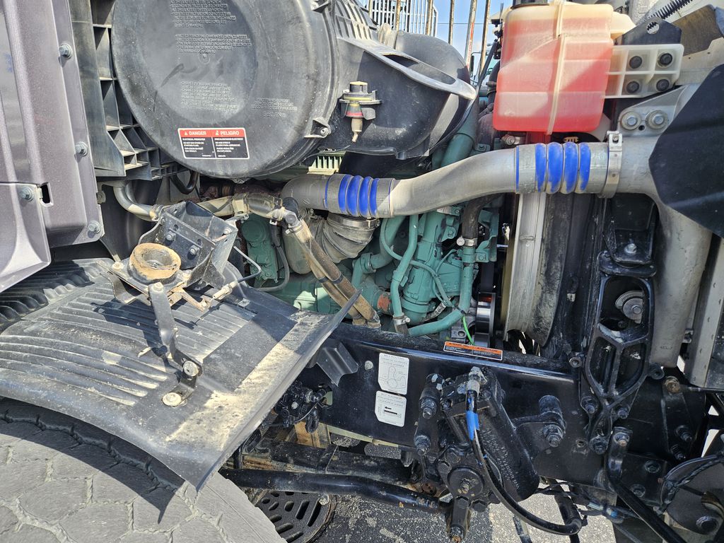 Slide images of 2021 VOLVO VHD104B300 