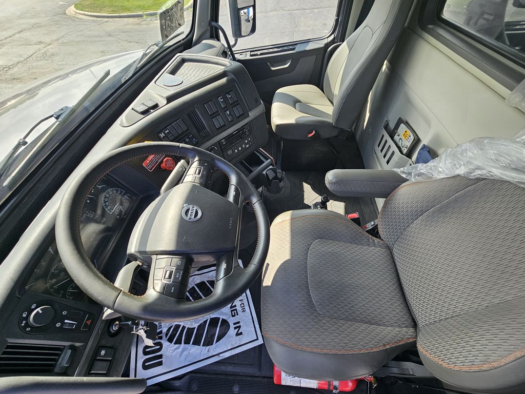 Slide images of 2021 VOLVO VHD104B300 