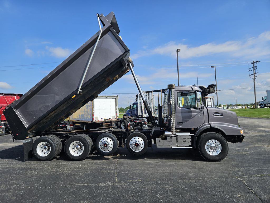 Slide images of 2021 VOLVO VHD104B300 