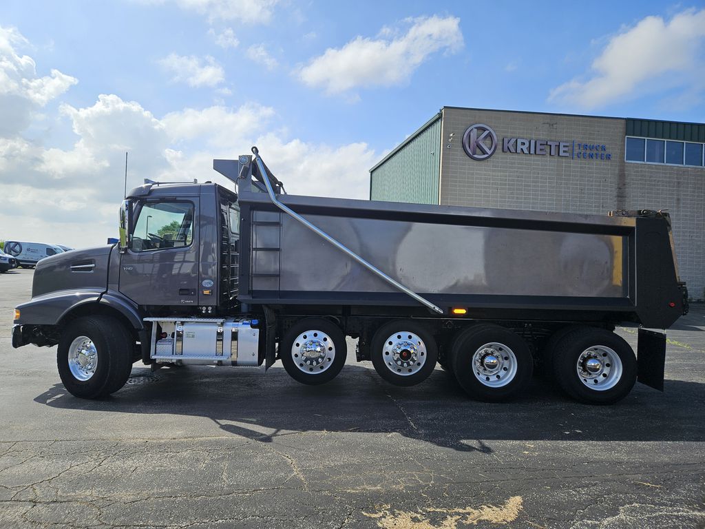 Slide images of 2021 VOLVO VHD104B300 