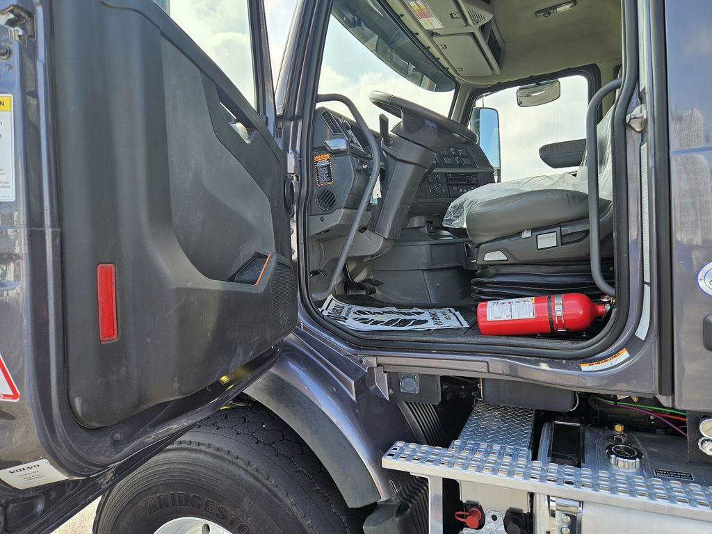 Slide images of 2021 VOLVO VHD104B300 