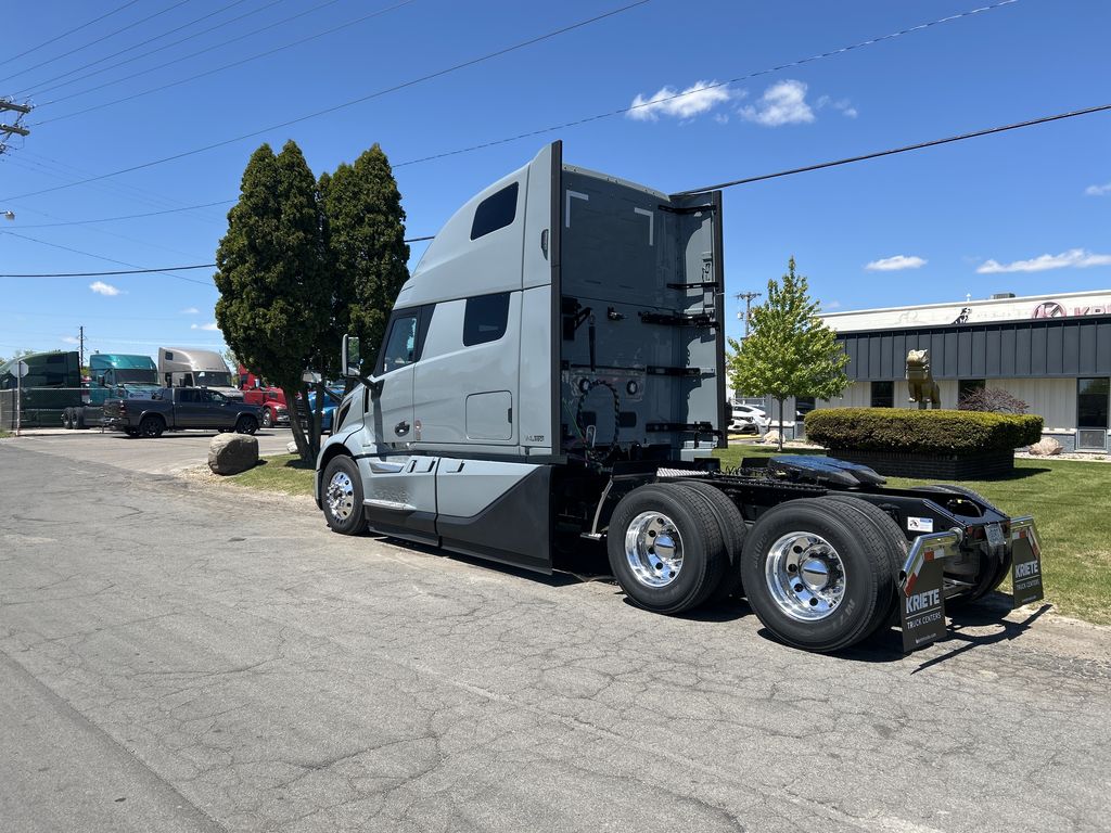 Slide images of 2027 VOLVO VNL64T860