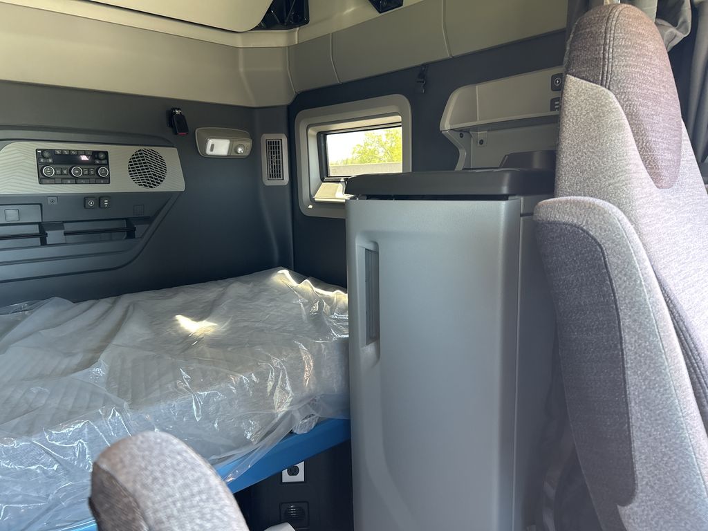 Slide images of 2027 VOLVO VNL64T860