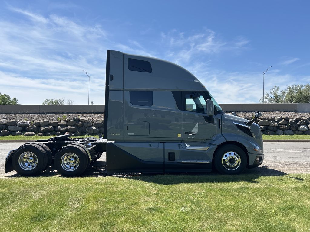 Slide images of 2027 VOLVO VNL64T860