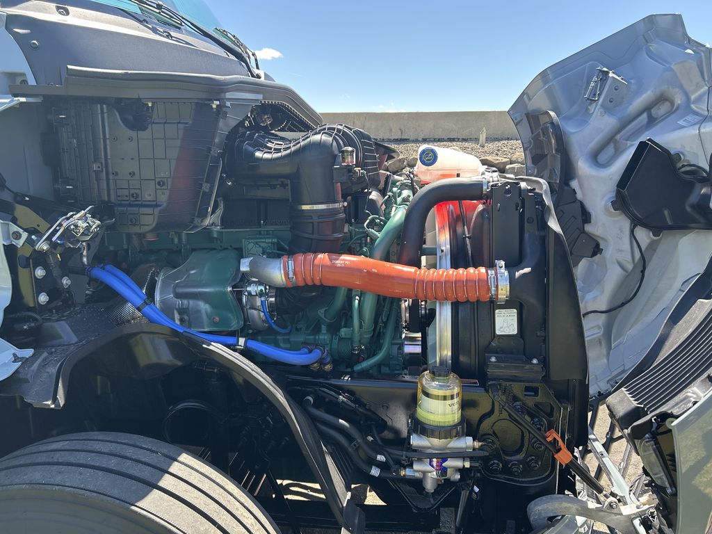 Slide images of 2027 VOLVO VNL64T860