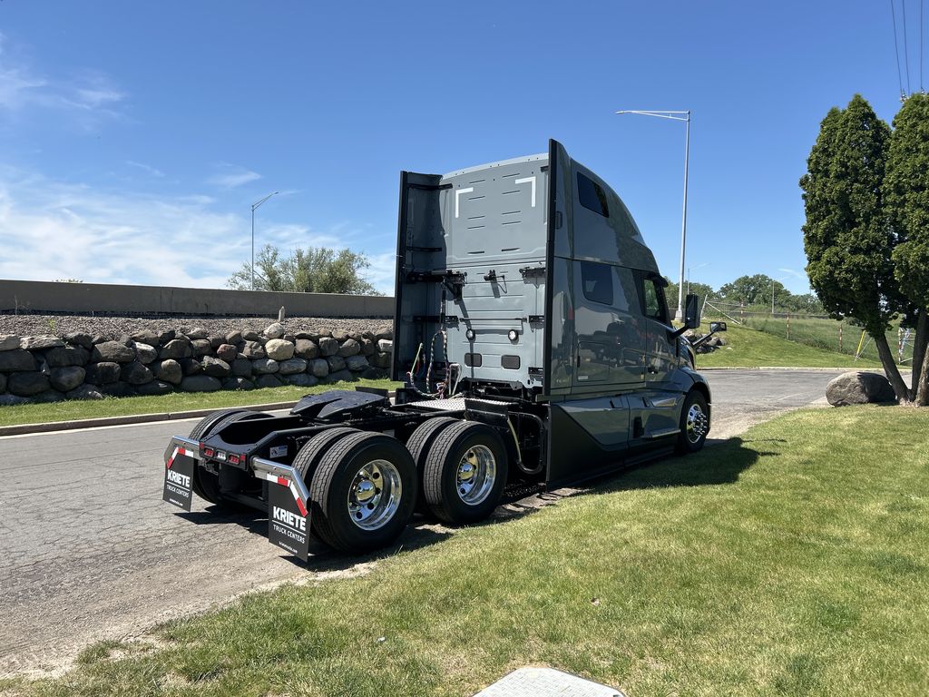 Slide images of 2027 VOLVO VNL64T860