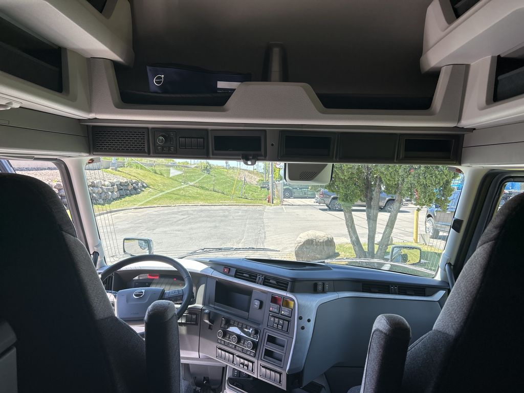Slide images of 2027 VOLVO VNL64T860
