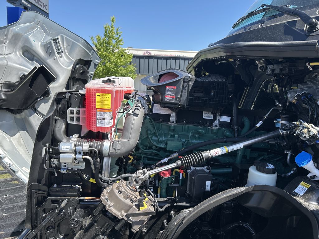 Slide images of 2027 VOLVO VNL64T860