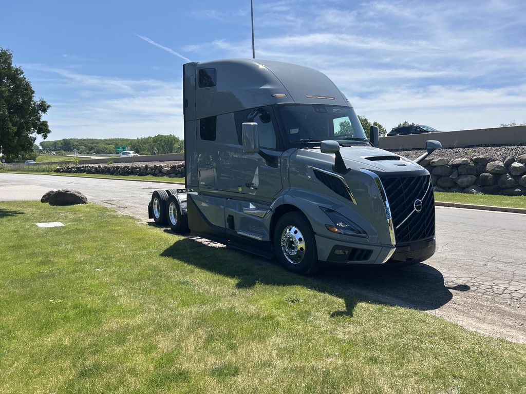 Slide images of 2027 VOLVO VNL64T860