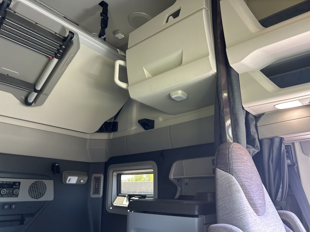 Slide images of 2027 VOLVO VNL64T860