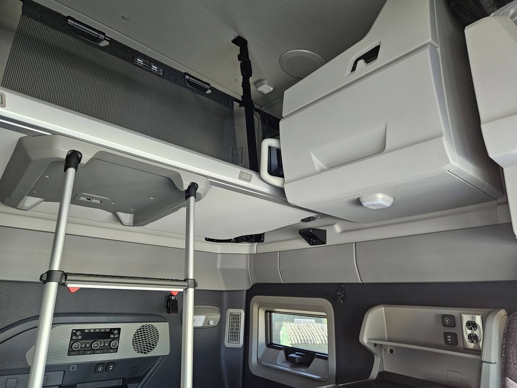 Slide images of 2027 VOLVO VNL64T860