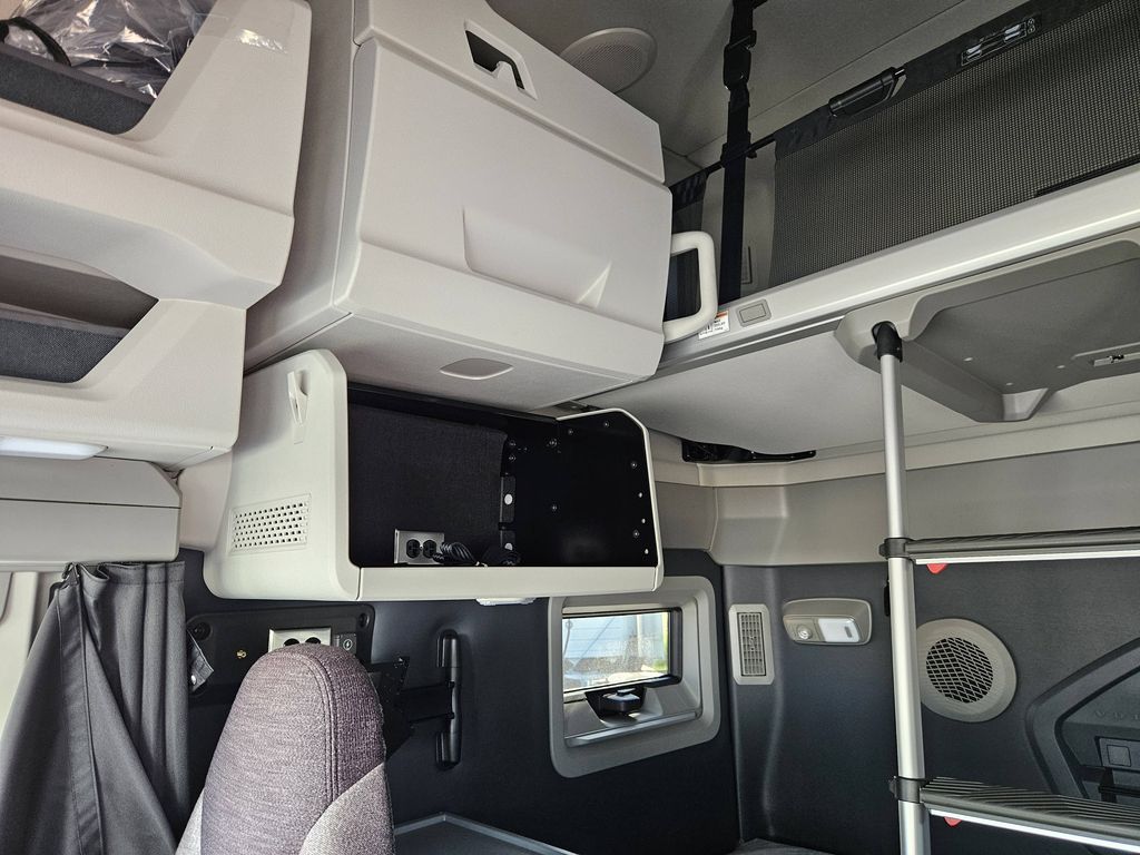 Slide images of 2027 VOLVO VNL64T860