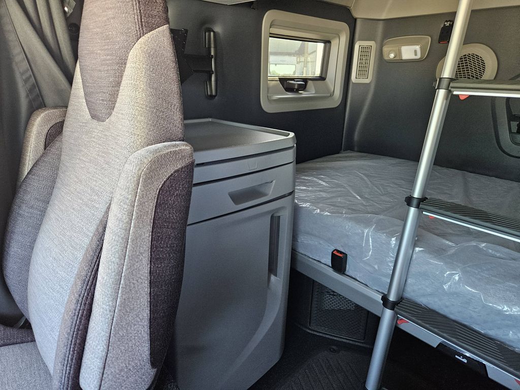 Slide images of 2027 VOLVO VNL64T860