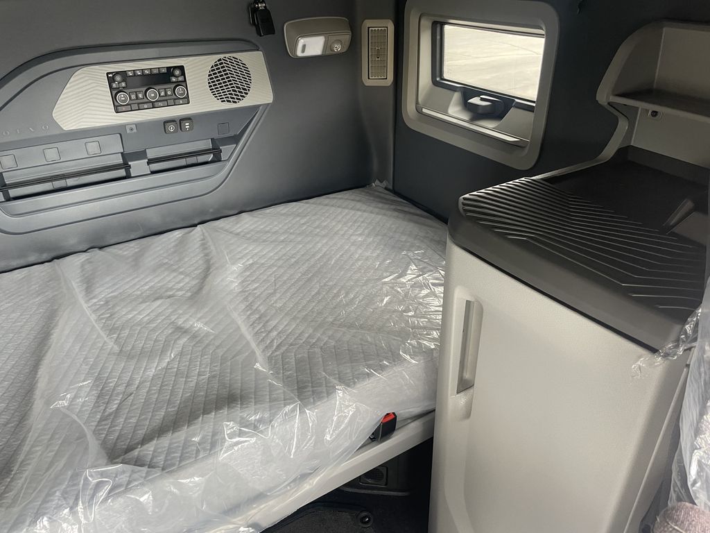 Slide images of 2027 VOLVO VNL64T860