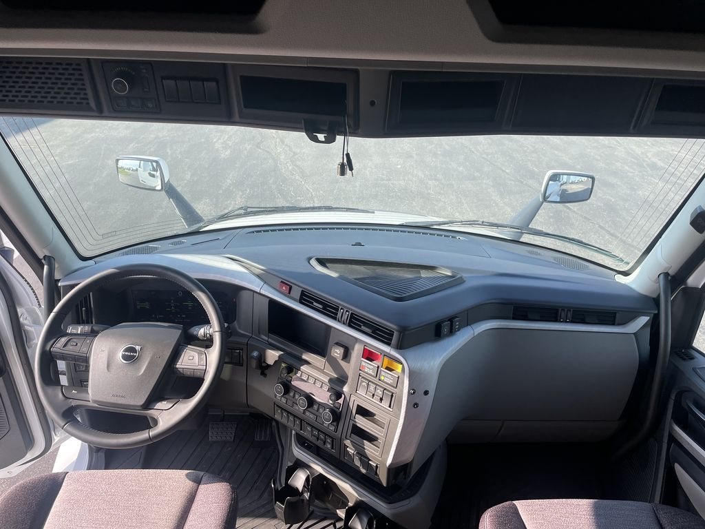 Slide images of 2027 VOLVO VNL64T860