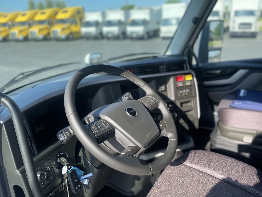 Slide images of 2027 VOLVO VNL64T860