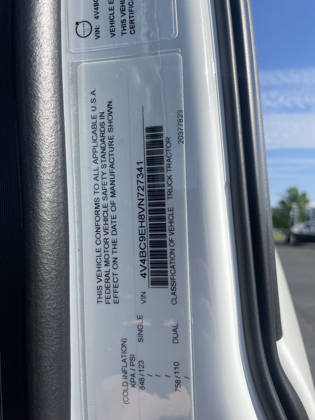Slide images of 2027 VOLVO VNL64T860