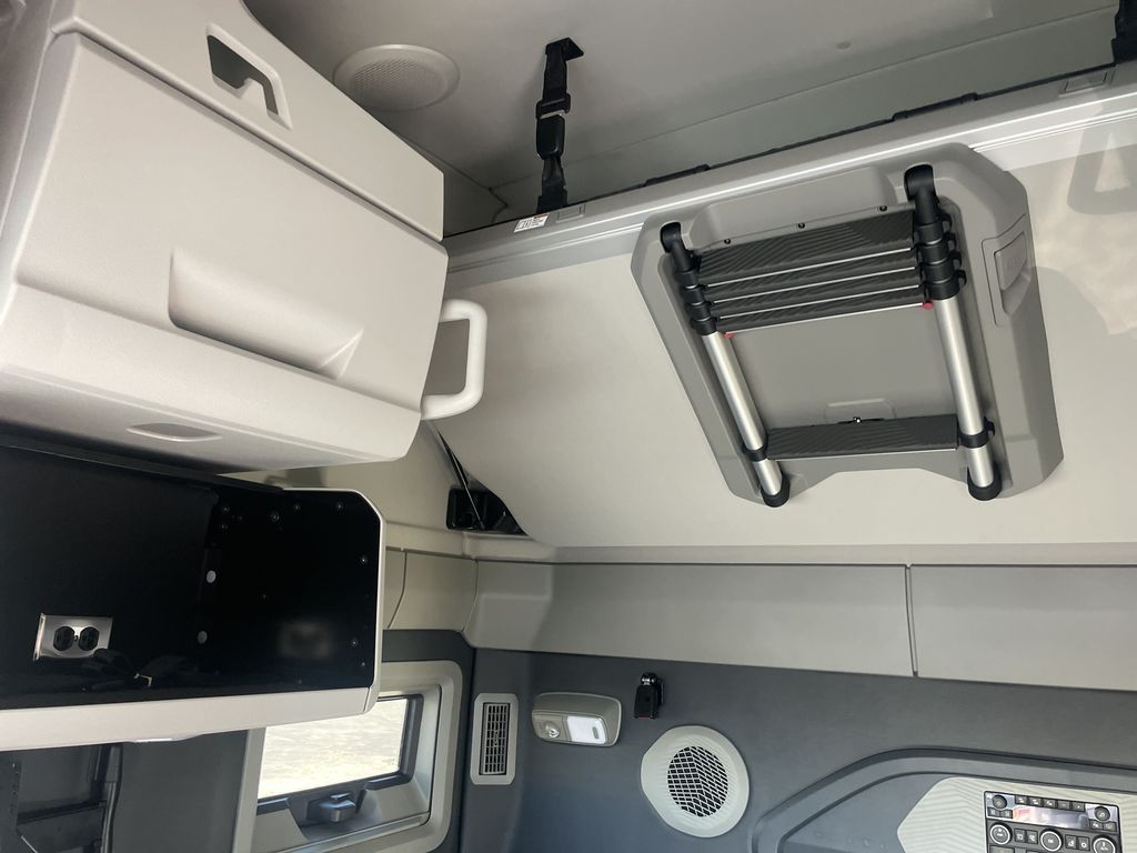 Slide images of 2027 VOLVO VNL64T860