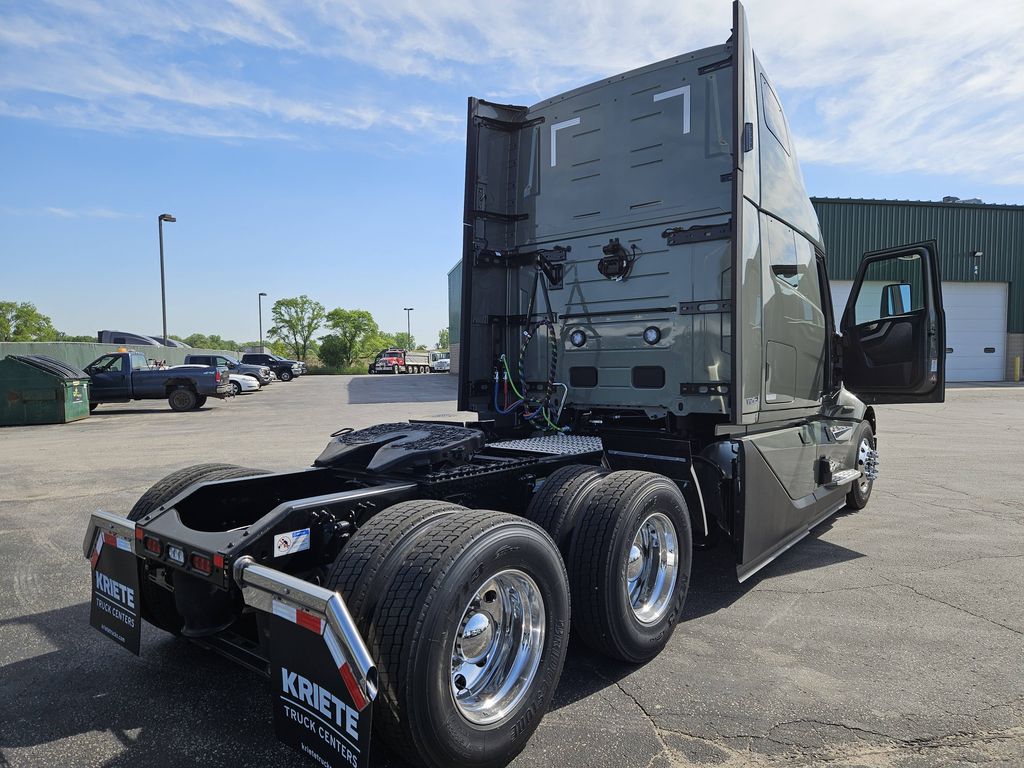 Slide images of 2027 VOLVO VNL64T860
